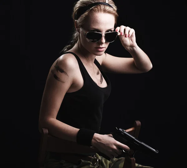 Военная женщина позирует с пистолетом — стоковое фото
