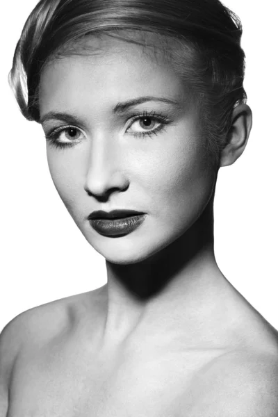 Glamour kvinna med ljust makeup — Stockfoto