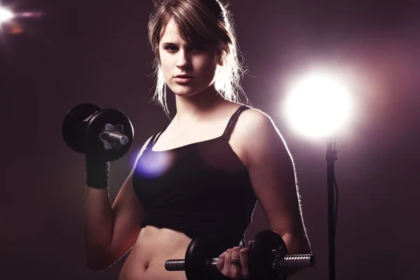 Young woman doing her workout welghtlifting dumbbell — Stock Photo, Image