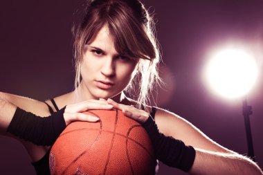 basketbol oyuncusu holding topu