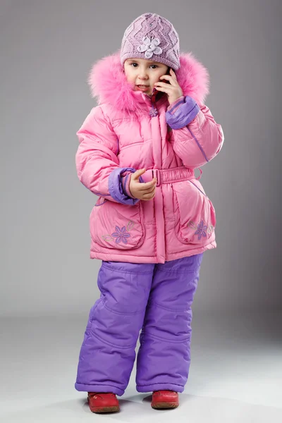 Красивая маленькая девочка с телефоном — стоковое фото