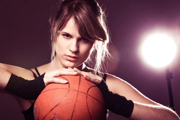 Жінка-баскетболістка тримає м'яч — стокове фото