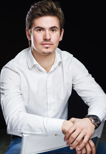 Ung affärsman i vit skjorta — Stockfoto