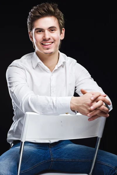 Ung affärsman i vit skjorta — Stockfoto