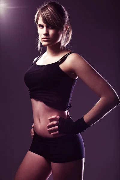 Sportliche, muskulöse Frau — Stockfoto