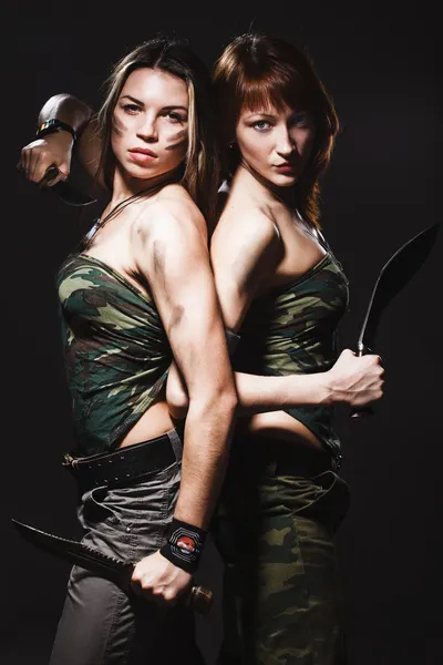 Two sexy women with gun and dagge — Stock Photo, Image