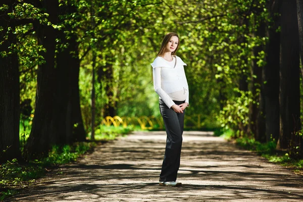 Donna incinta rilassante nel parco — Foto Stock