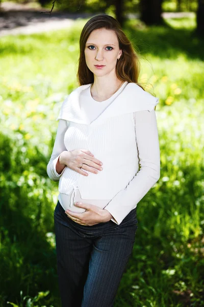 A park kellemes terhes nő — Stock Fotó