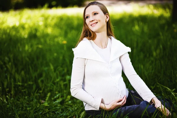 Χαλαρωτικό έγκυος γυναίκα στο πάρκο — Φωτογραφία Αρχείου