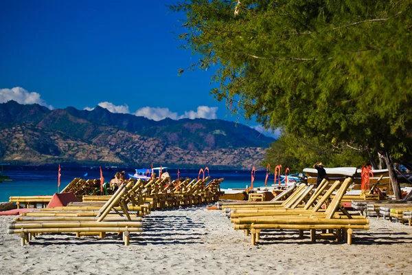 Chaise-longue на пляже — стоковое фото