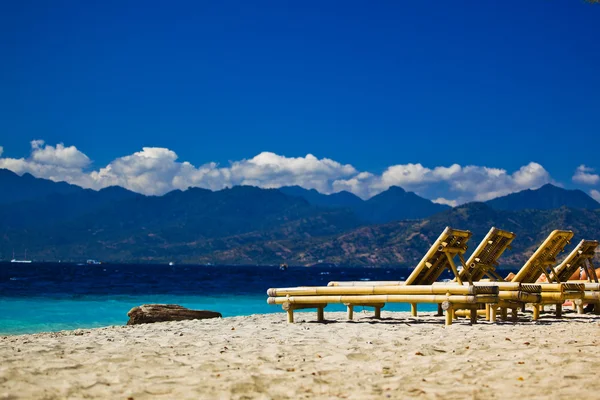 Chaise-longue на пляже — стоковое фото