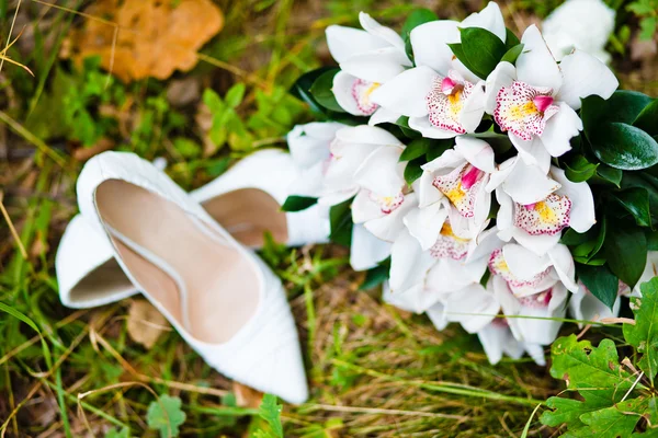 Bouquet de mariage avec chaussures — Photo