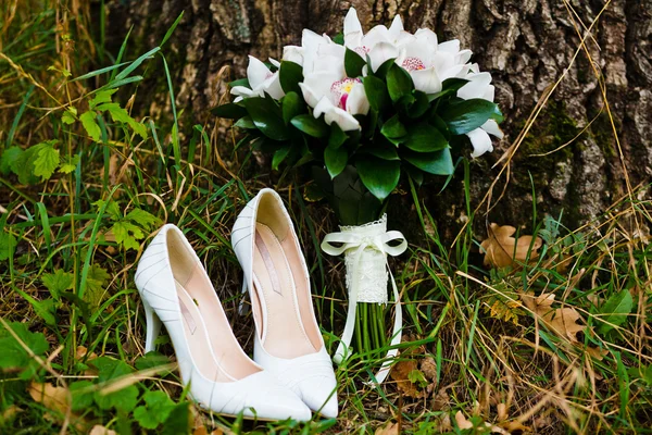 Esküvői csokor-val cipő — Stock Fotó