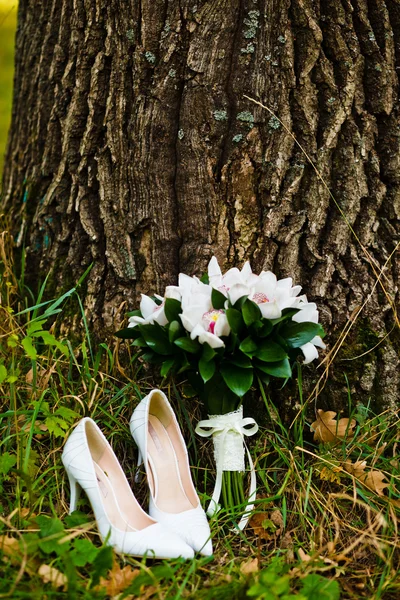 Wedding bouquet with shoes — Stock Photo, Image