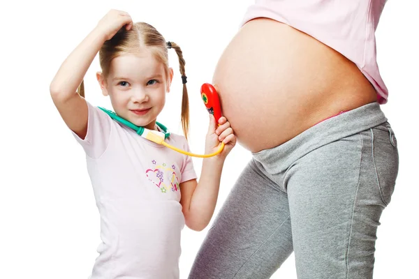 그녀의 딸과 함께 아름 다운 임신한 여자. — 스톡 사진