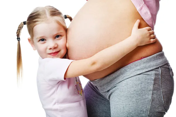 Schöne schwangere Frau mit ihrer Tochter. — Stockfoto