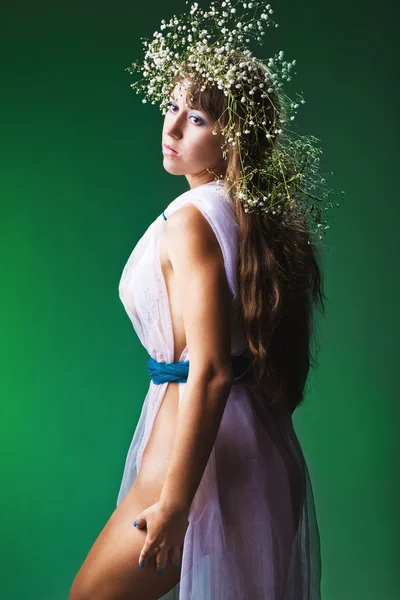 Modern kıvırcık saç modeli ile seksi kadın — Stok fotoğraf