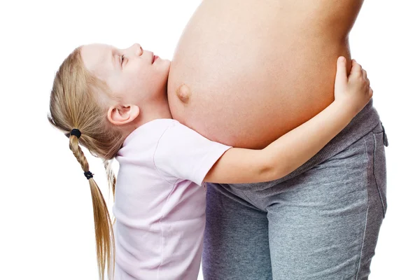 Krásná těhotná žena s dcerou. — Stock fotografie