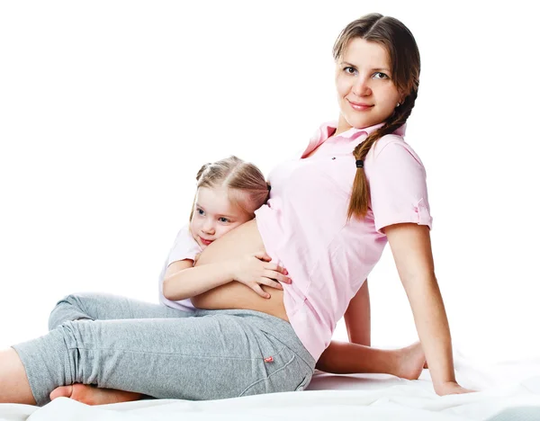 Schöne schwangere Frau mit ihrer Tochter — Stockfoto