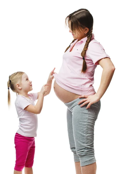 Красивая беременная женщина с дочерью — стоковое фото