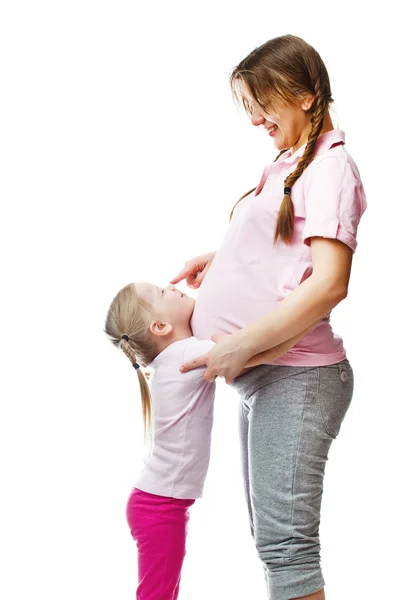 Красивая беременная женщина с дочерью — стоковое фото
