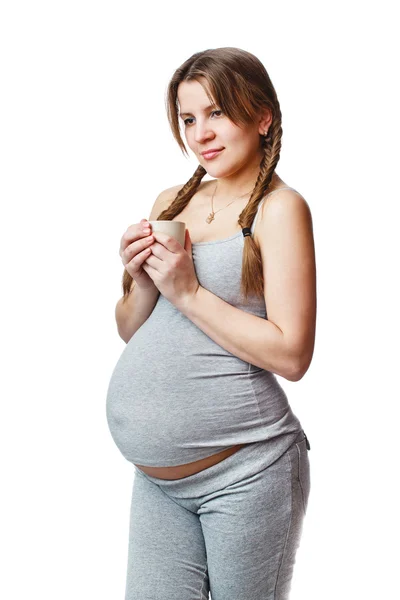Беременная женщина пьет чашку чая — стоковое фото