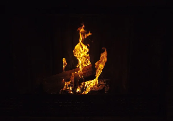 小木屋壁炉里火 图库图片