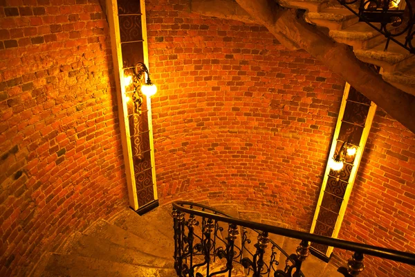 El interior por orden del castillo. Hermosa escalera de caracol Imágenes de stock libres de derechos