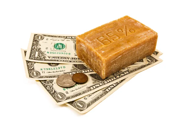 Witwassen van geld. geld en zeep op de witte achtergrond — Stockfoto