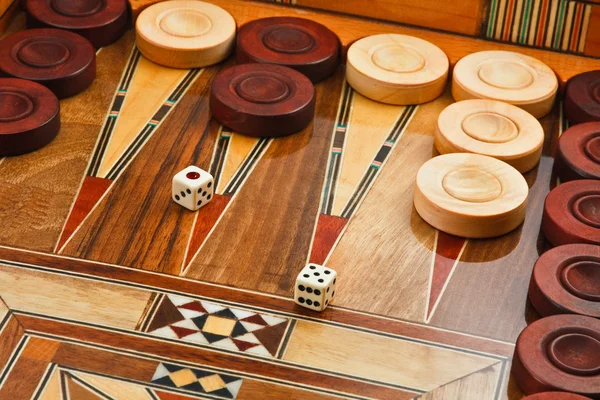 2 tärningar på backgammon desk — Stockfoto