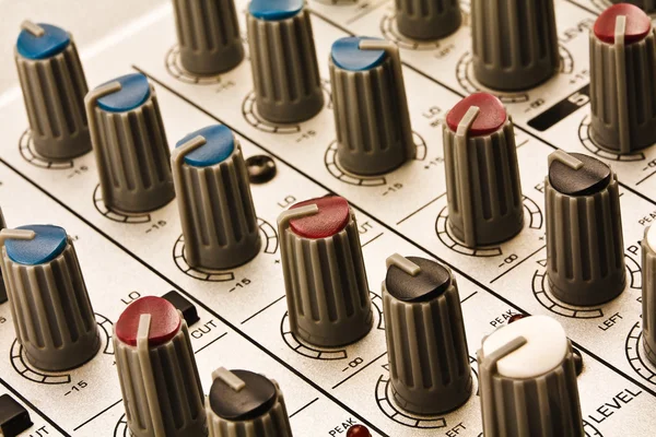 Controladores de primer plano de la consola de mezcla de audio . Imagen de archivo