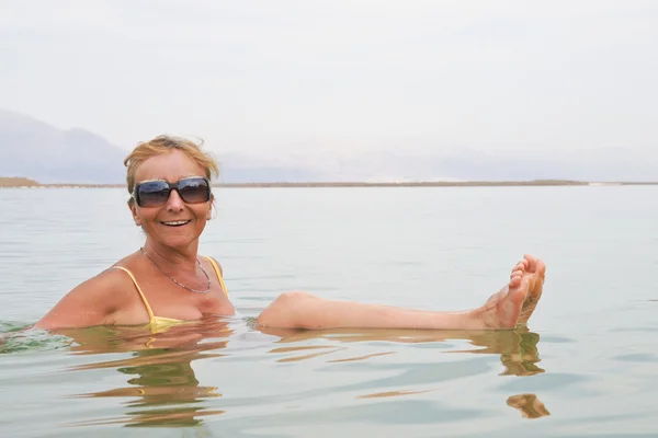 Woman floating in the Dead Sea — Stock Photo, Image
