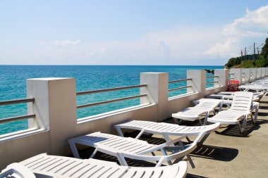 plajındaki tahta yataklar