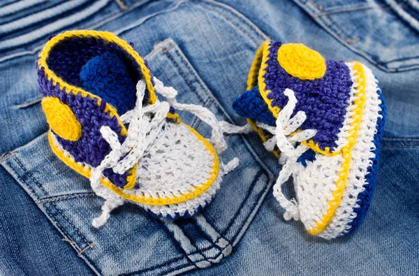 Knitting gym shoes for newborn — Stock Photo, Image