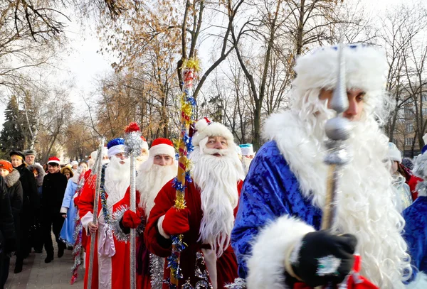 Парад Деда Мороза и Снегурочек — стоковое фото