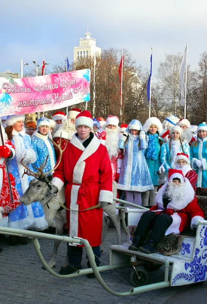 Desfile de Father Frost e Donzelas de Neve — Fotografia de Stock