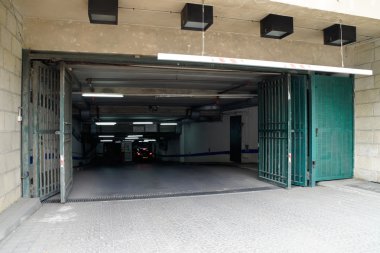 yeraltı garajı girişi