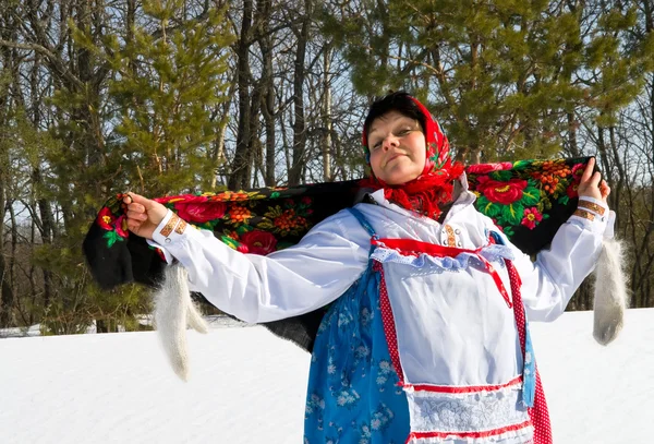 Mujer rusa en vestido de fiesta con bufanda en la semana del panqueque — Foto de Stock