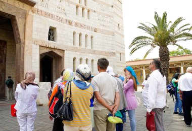 turistler annuncia katedral önünde