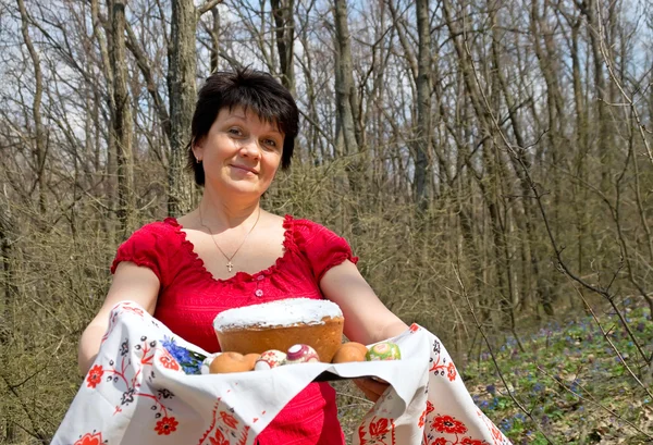 Ostern. Frau mit Osterkuchen — Stockfoto