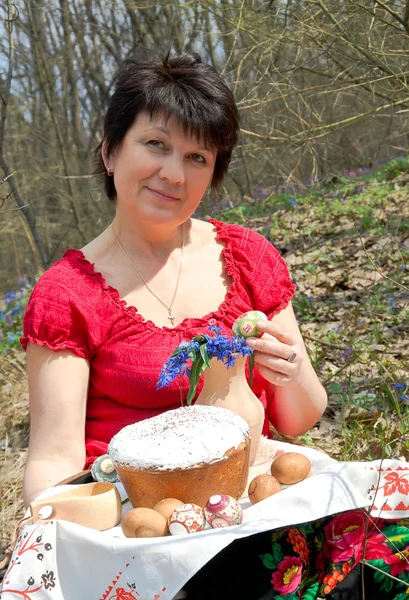 复活节。复活节蛋糕的女人 — 图库照片