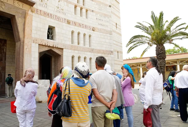 Turister framför katedralen i annuncia — Stockfoto