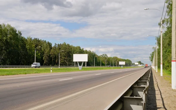 Carretera con cubierta de asfalto y franja divisoria — Foto de Stock
