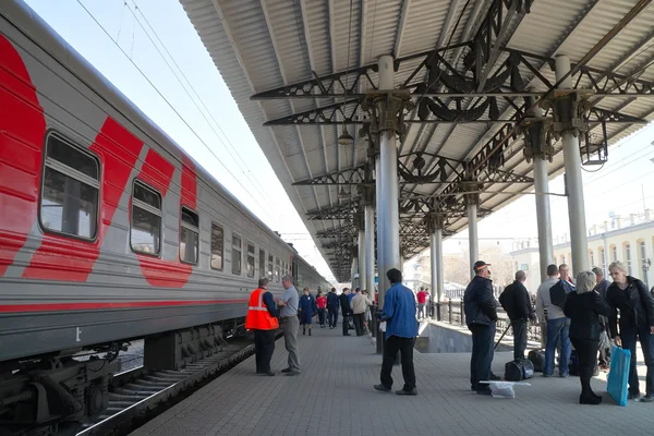 Plattform station, landar på tåget — Stockfoto