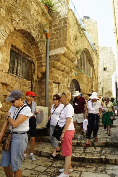 Foreign tourists in Jaffa in Israel — Stock Photo, Image