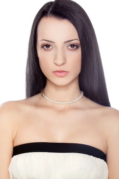 Belleza mujer retrato usando collar de perlas —  Fotos de Stock