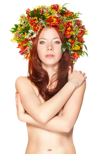 Rode donkerharige vrouw met bloem krans — Stockfoto