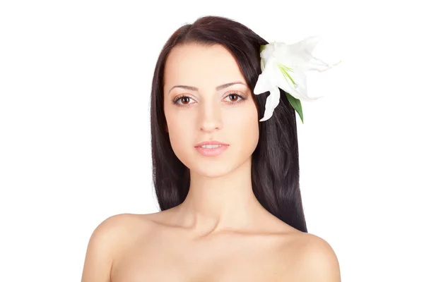 Женский портрет с лилией в волосах — стоковое фото