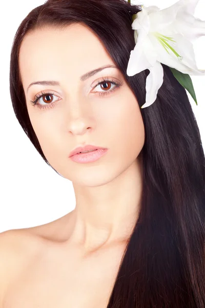 Closeup mulher rosto retrato com lírio em seu cabelo — Fotografia de Stock