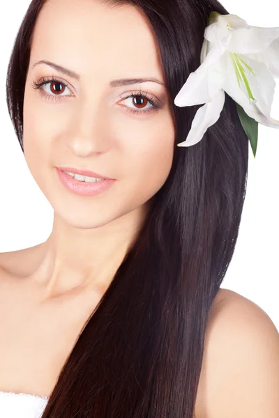Uśmiechnięta kobieta portret twarz z lilii we włosach — Zdjęcie stockowe